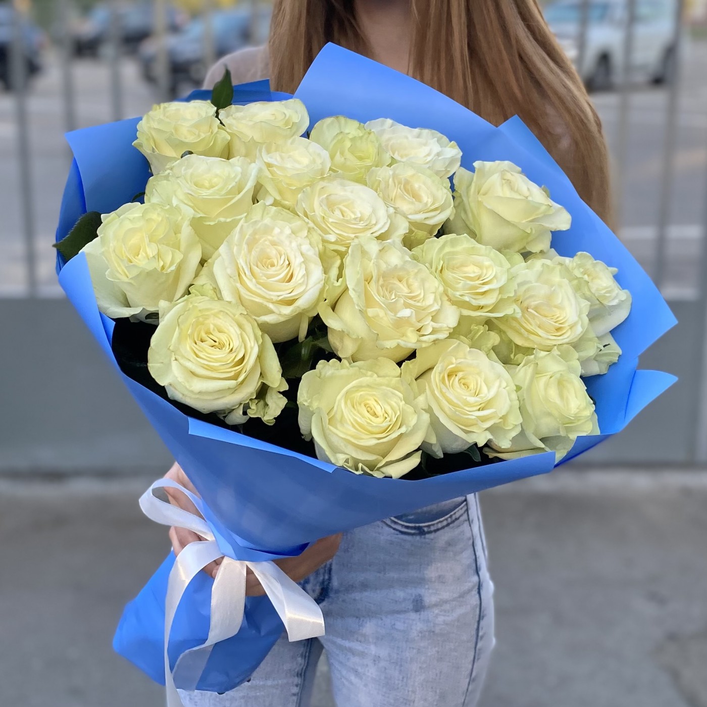 19 белых роз 60 см