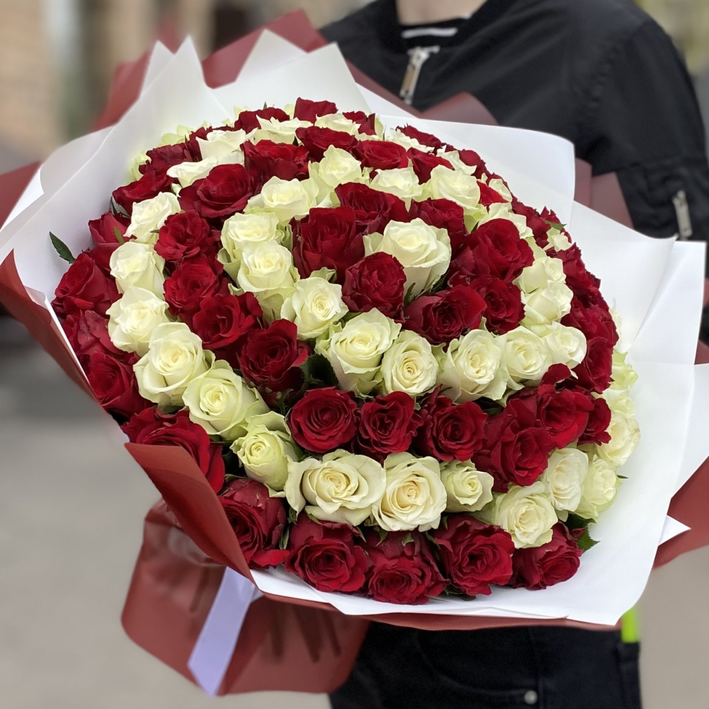 101 красная и белая роза 40 см