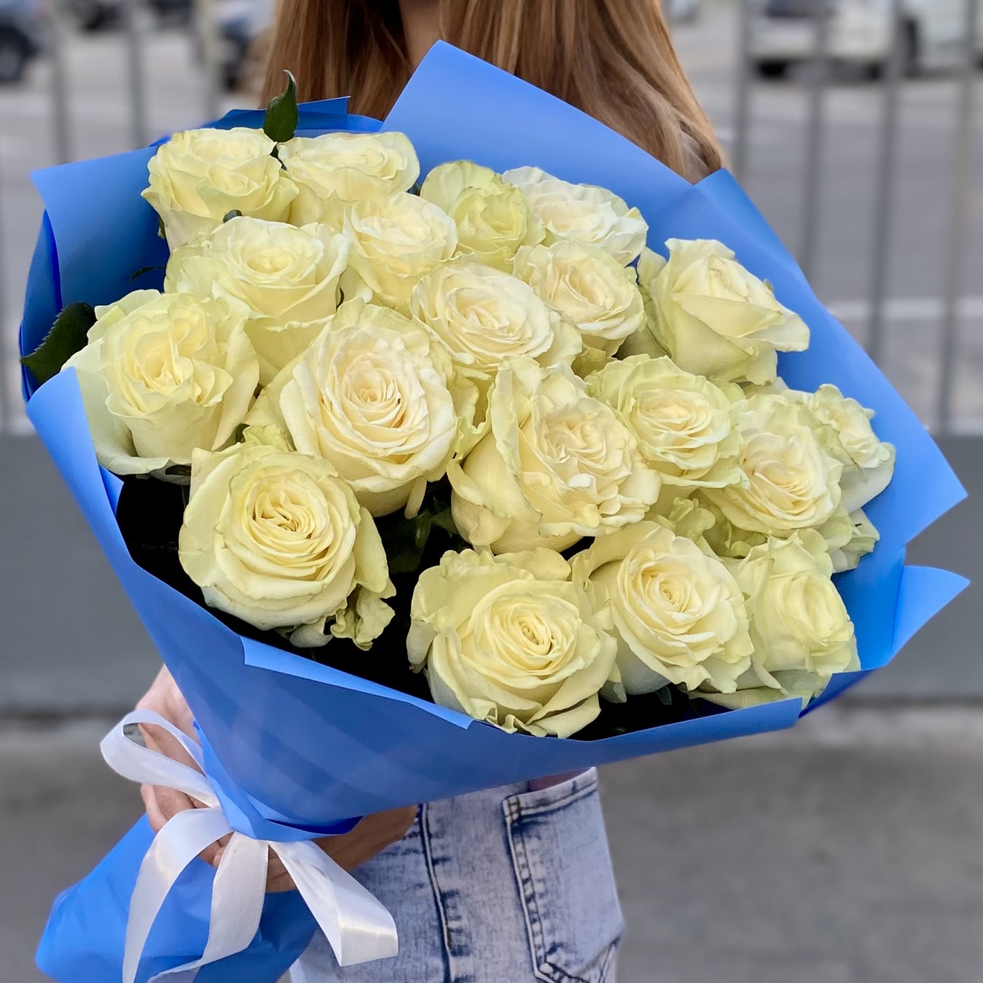 19 белых роз 60 см