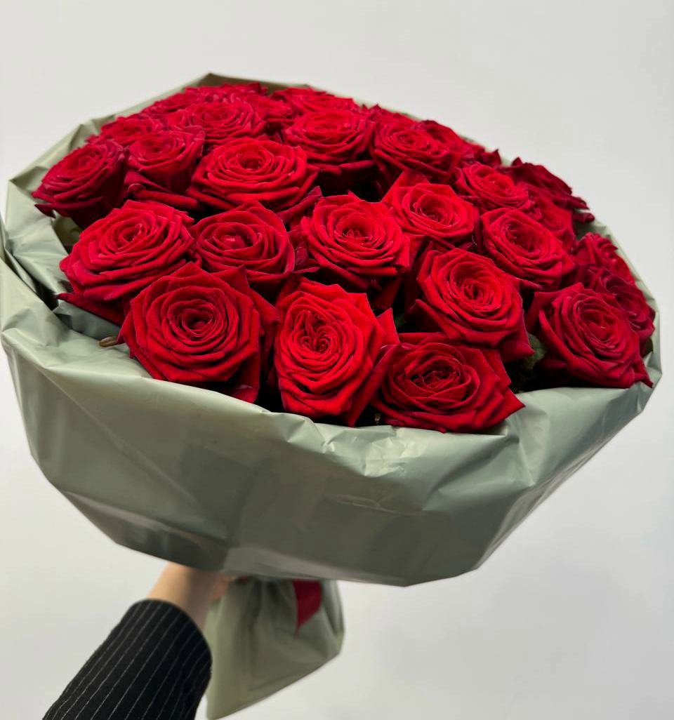 33 красные розы в оформлении