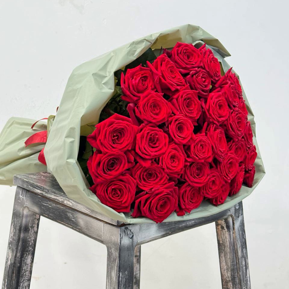 33 красные розы в оформлении