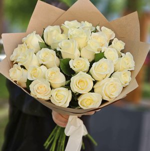 25 белых роз 50 см