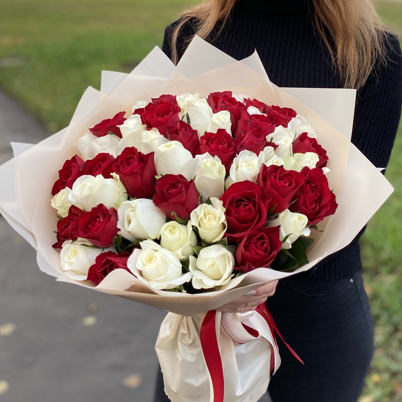 51 роза белого и красного цвета